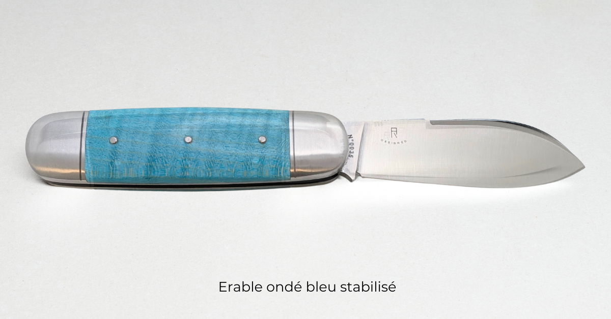 Couteau Le Dogue – Manche en Érable Ondé bleu stabilisé