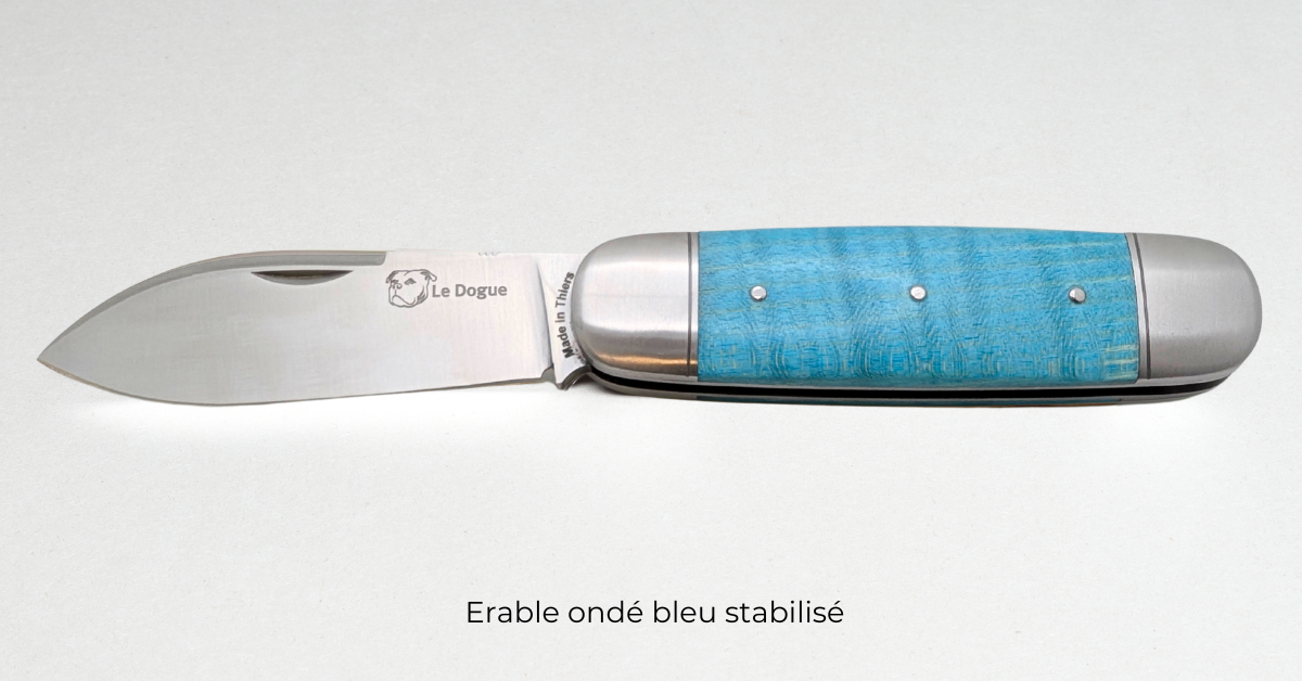 Couteau Le Dogue – Manche en Érable Ondé bleu stabilisé